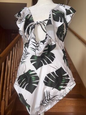 Swimsuit one piece PALM TREE LEAF PATTERN  NWT Sz L 
FIRM👇